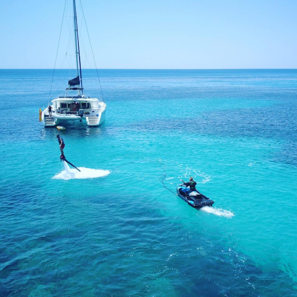 alquilar catamaran en ibiza